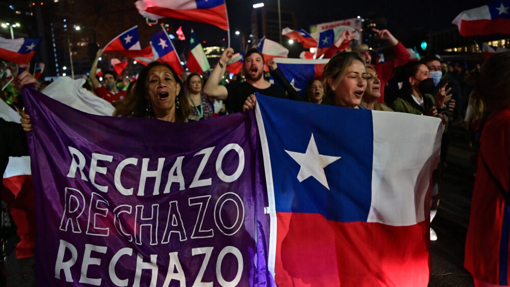 La reforma constitucional lanzada por el gobierno de Boric hace dos años fracasó tras un rechazo de su proyecto por parte del 61% de la ciudadanía. (AFP)