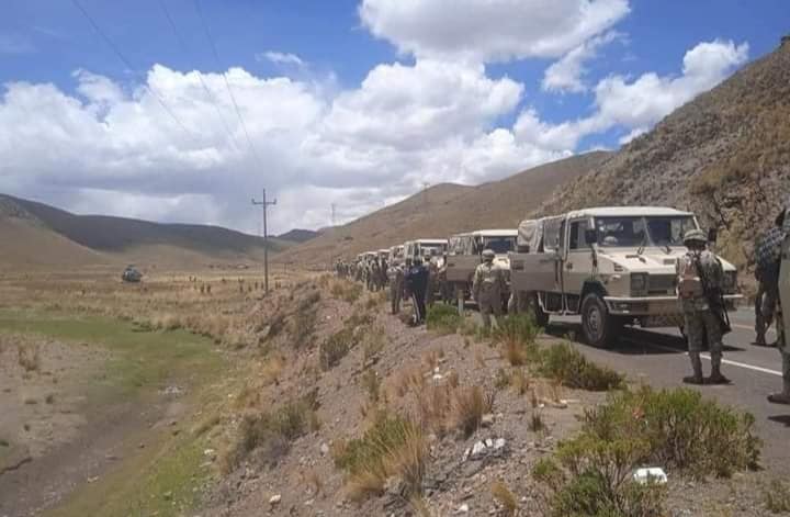 Unidades del ejército peruano llegaron en el límite de Moquegua y Puno. La frontera entre Perú y Bolivia está cerrada desde principios de enero, lo que perjudica el comercio bilateral, incluida la coca y el sulfato de cocaína
