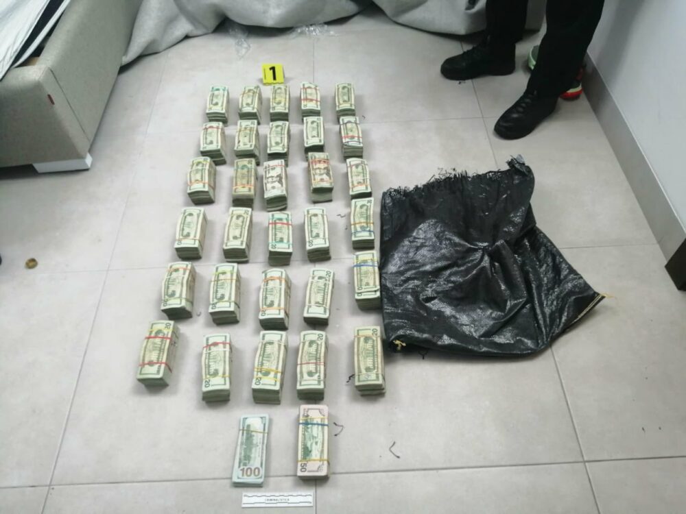 Como resultado de la revisión también fueron encontrados varios fajos de billetes (Foto: Twitter/@LassoGuillermo)