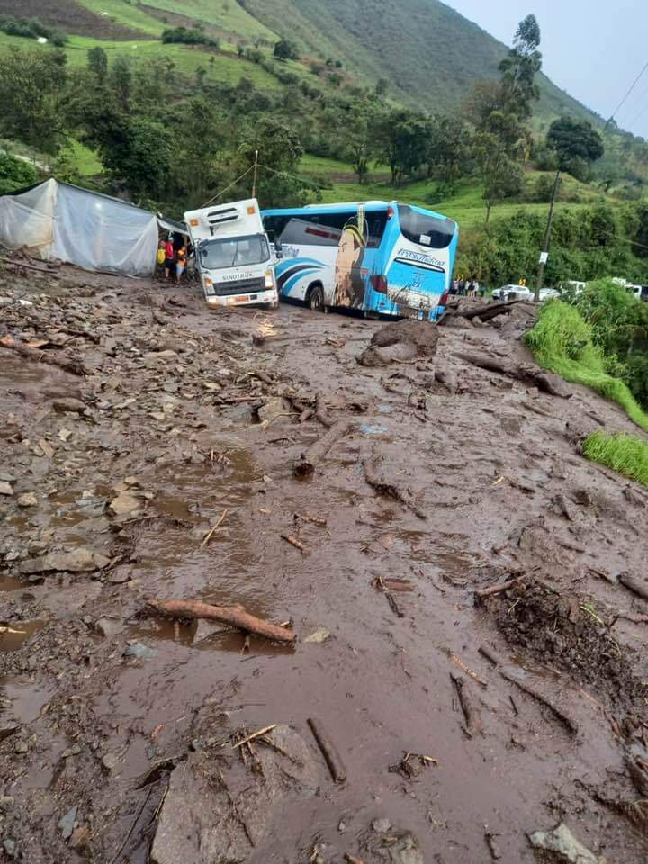 El aluvión registrado en Pallatanga, en la sierra central de Ecuador, destruyó una vivienda y arrasó con varios vehículos.
