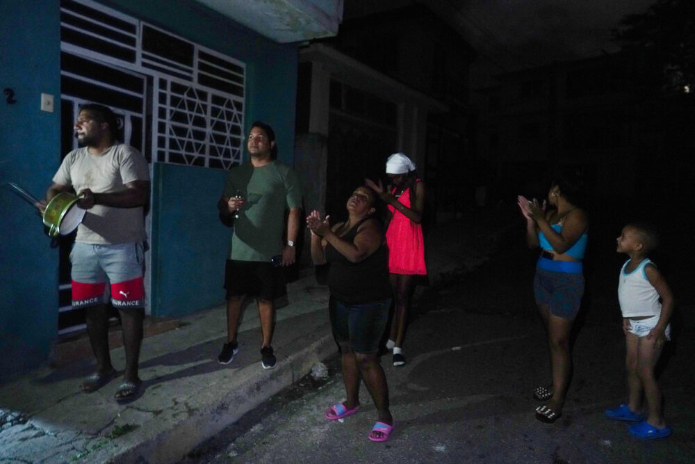 Archivo: cubanos protestan en La Habana tras el paso del huracán Ian (REUTERS/Alexandre Meneghini)