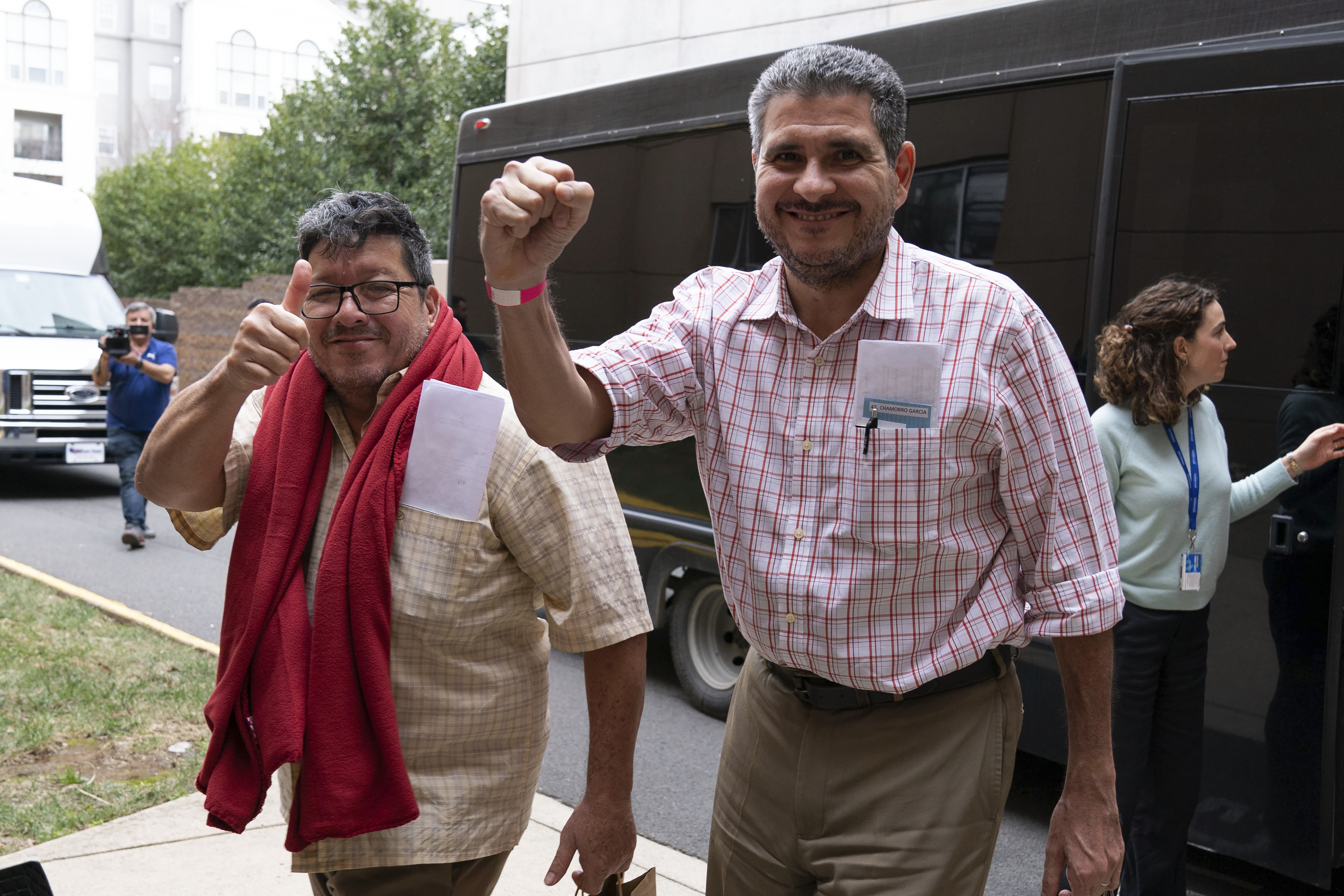 Los nicaragüenses Pedro Vázquez, a la izquierda, y Juan Sebastián Chamorro, con gestos de celebración a su llegada a un hotel en Chantilly, Virginia, Estados Unidos (AP Foto/José Luis Magana)