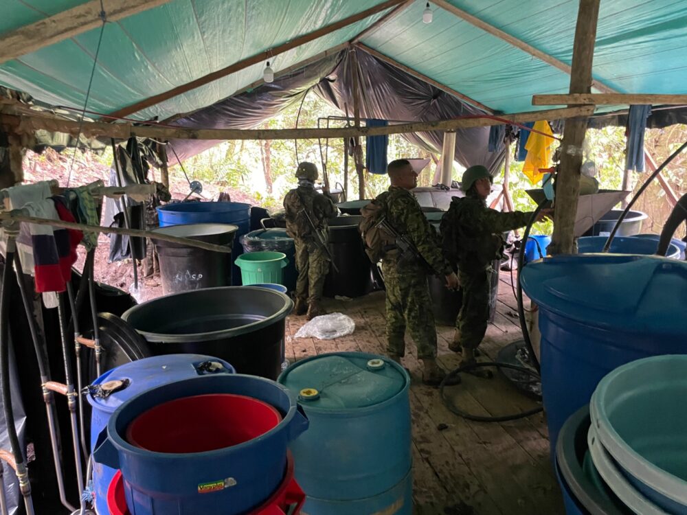 El personal de las Fuerzas Armadas, en coordinación con la Policía Nacional, encontraron el laboratorio clandestino en una zona selvática a 15 kilómetros de la frontera con Colombia. (Fuerzas Armadas de Ecuador)