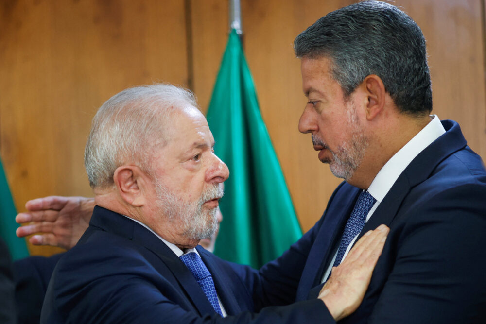 El presidente de Brasil, Luiz Inacio Lula da Silva, habla con el presidente de la Cámara Baja de Brasil, Arthur Lira 
