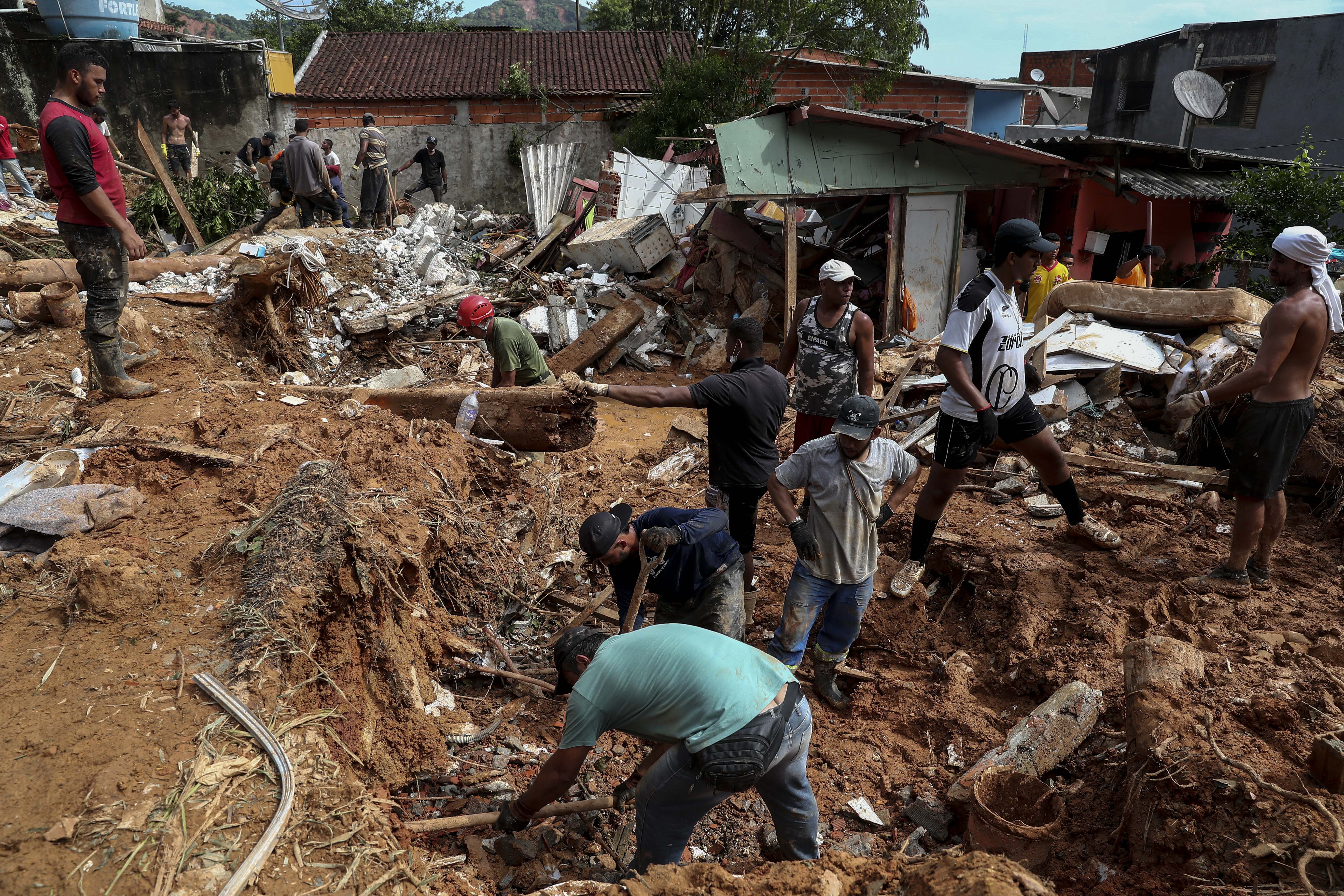 Subió a 65 el número de muertos por las lluvias en Brasil. (EFE/Sebastião Moreira)