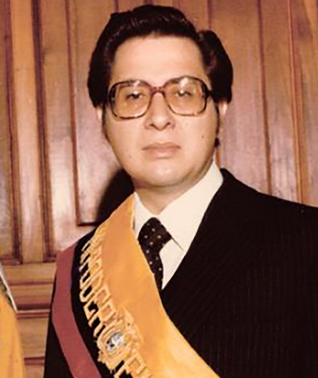 Jaime Roldós Aguilera fue el primer presidente del retorno a la democracia de Ecuador. No concluyó su mandato pues falleció en un extraño accidente aéreo. (Wikipedia)