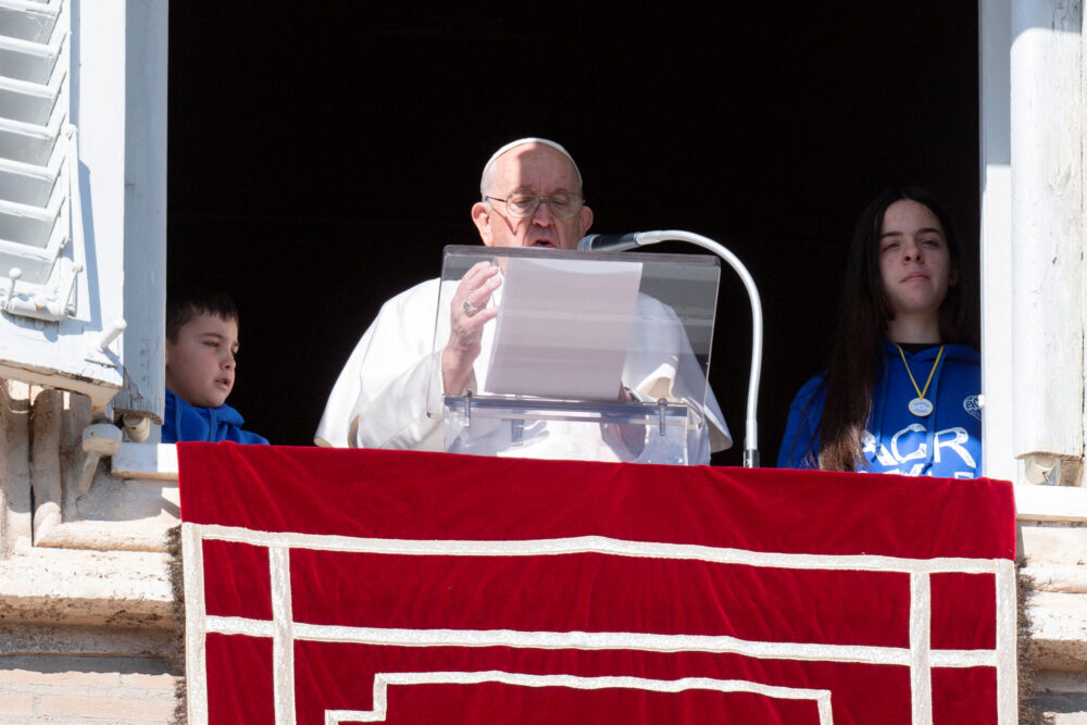 El papa Francisco en el rezo del Angelus (via Reuters)