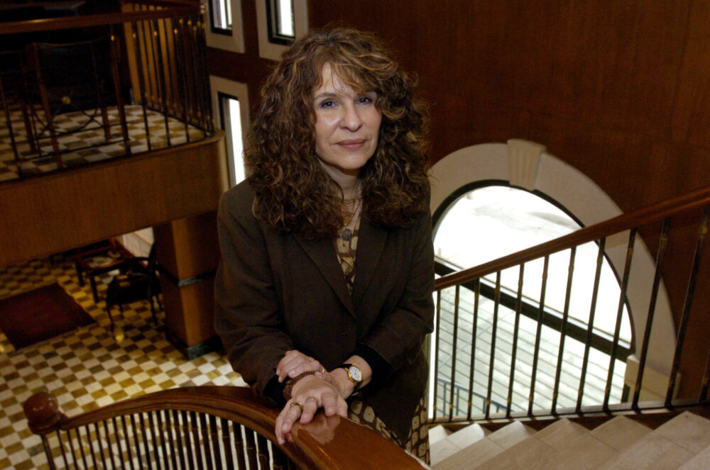 ARCHIVO - La autora nicaragüense Gioconda Belli posa para una foto en un hotel en Bogotá, Colombia, el 30 de abril de 2005. El gobierno de Nicaragua declaró el miércoles 15 de febrero de 2023 a 94 opositores y críticos 