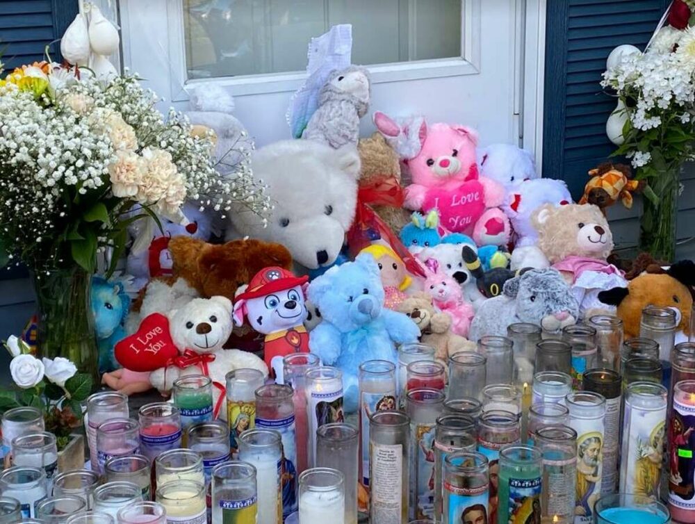 Los vecinos de la familia Pajón Loja dejaron peluches, velas, flores y globos en la casa donde sucedió la tragedia. (News Time).