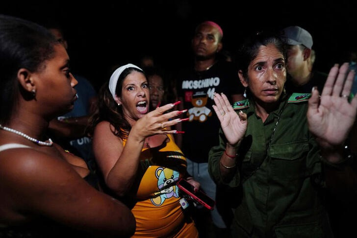 Imagen de archivo de una funcionaria local del partido comunista intentando calmar a los manifestantes durante un apagón en La Habana  (REUTERS/Alexandre Meneghini)