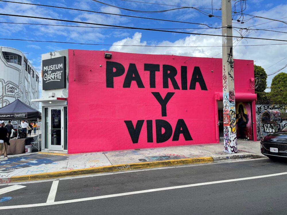 Fotografía cedida por Feinberg PR donde se muestra un gran mural con el lema 