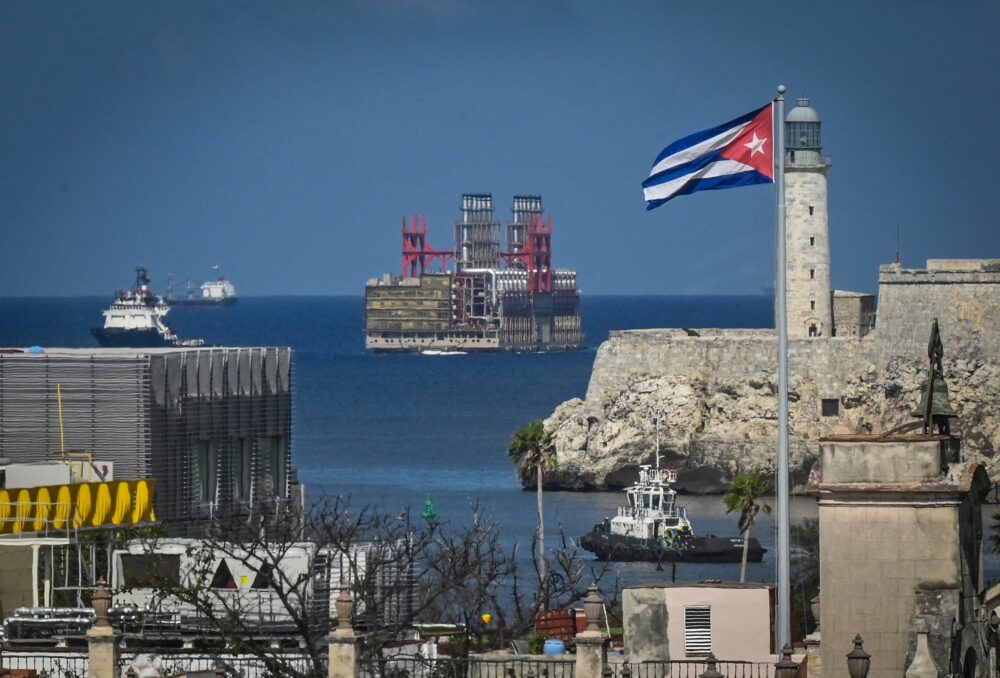 La central apoyará la generación de energía en la isla, que está muy deteriorada por la antigüedad de sus instalaciones (AFP)