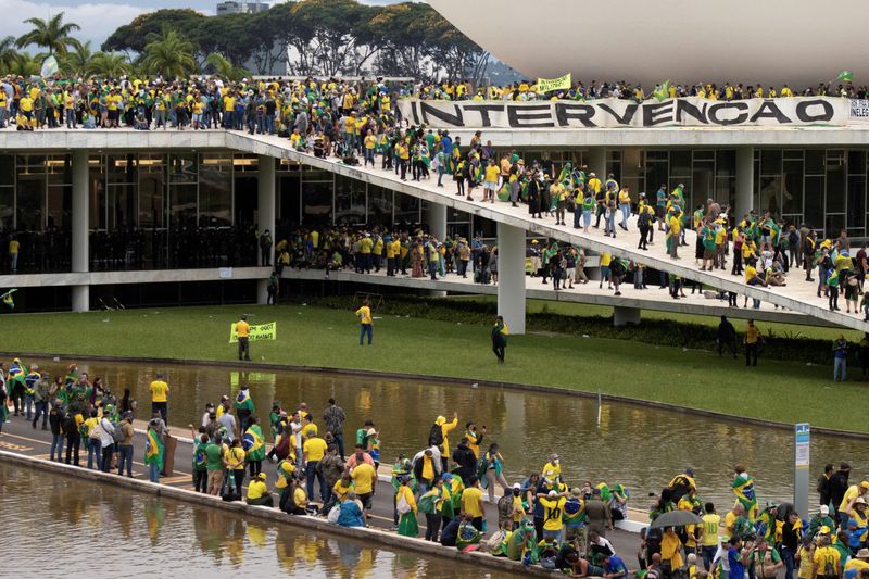 Simpatizantes del expresidente de extrema derecha de Brasil Jair Bolsonaro que disputan la elección del presidente izquierdista Luiz Inacio Lula da Silva se reúnen cerca del Congreso de Brasil después de que manifestantes invadieran el edificio, así como el palacio presidencial y el Tribunal Supremo, en Brasilia, Brasil 8 de enero de 2023. 8 de enero del 2023. REUTERS/Antonio Cascio