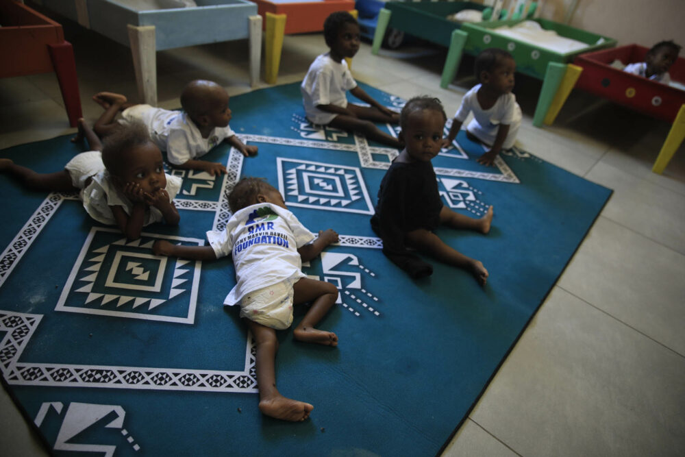 Niños desnutridos descansan y juegan en un centro de estabilización de desnutrición en el Centro Hospitalario Fontaine . (AP Photo/Odelyn Joseph)

