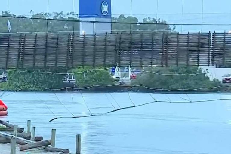 El puente colgante, roto tras el exceso de peso (Captura de video)