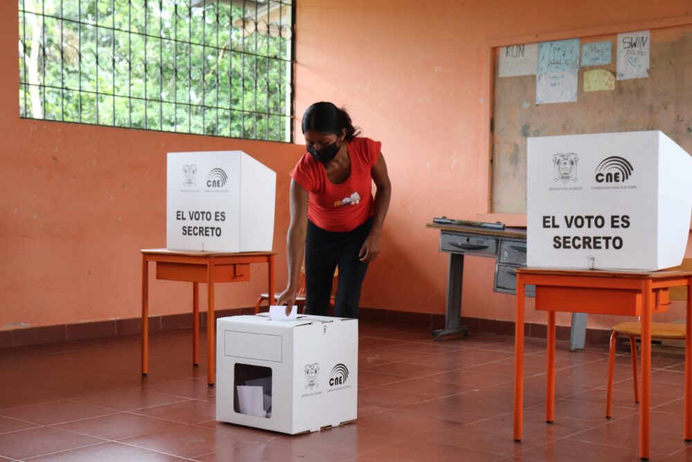 Para la votación el Consejo Nacional Electoral habilitó 4.380 recintos, de estos más de 160 son de prioridad por asuntos de seguridad, según informó la Policía. (EFE/Iván Izurieta)
