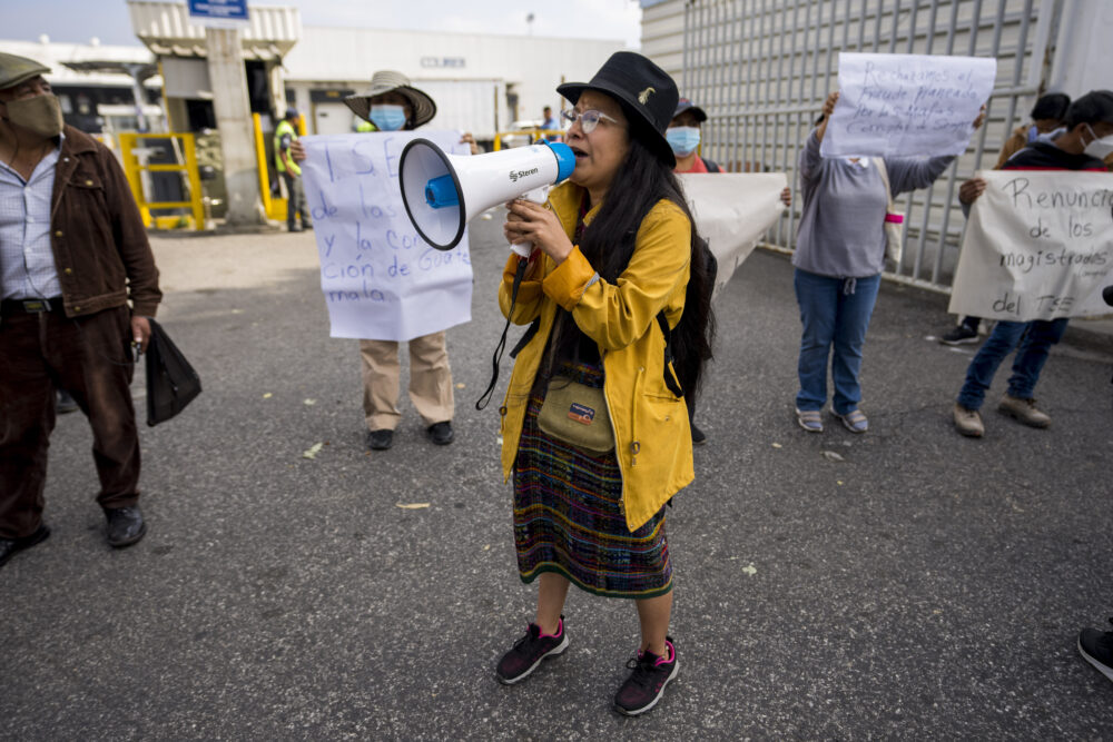 Simpatizantes del partido político Liberación del Pueblo (MLP) protestan porque el Tribunal Supremo Electoral negó la candidatura de su aspirante a vicepresidente Jordan Rodas en Ciudad de Guatemala (AP Foto/Moisés Castillo)