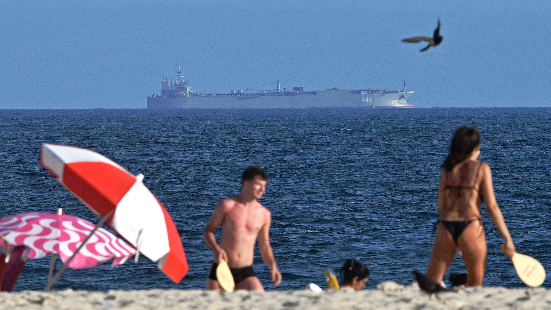 El buque de guerra iraní Makran frente a las costas de Rio de Janeiro (CARL DE SOUZA/AFP)