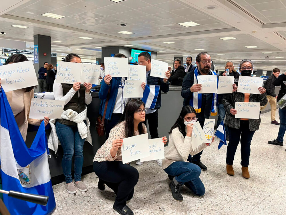 Nicaragüenses mientras esperaban a los 222 presos políticos que Daniel Ortega envió a Washington. (Foto Reuters)