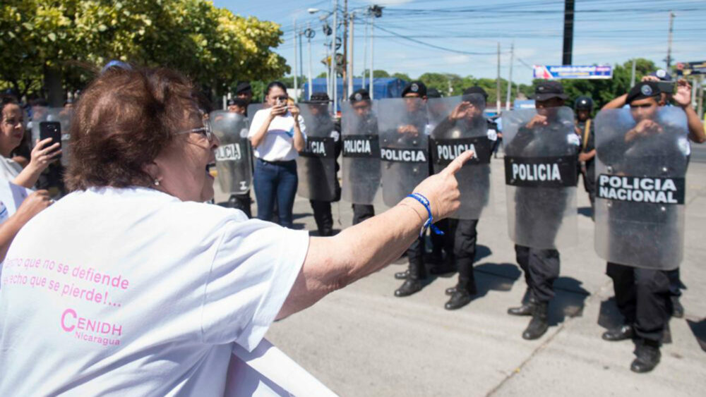 La doctora Vilma Núñez, presidenta del Centro Nicaragüense de Derechos Humanos (CENIDH) encara a policías que reprimen una actividad opositora  (Foto cortesía La Prensa)