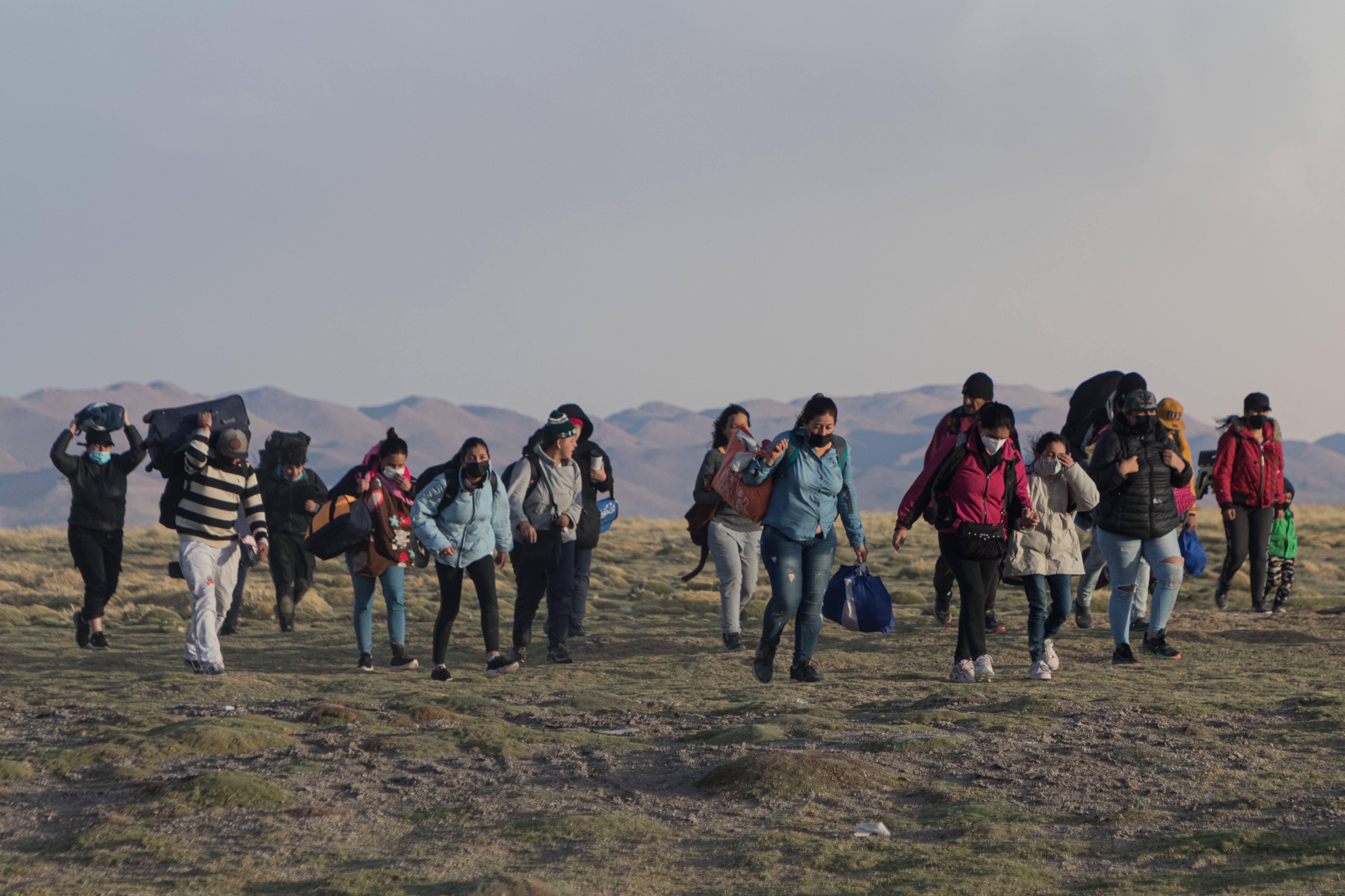 Migrantes venezolanos llegan al pueblo de Colchane, en la frontera entre Chile y Bolivia, en una fotografía de archivo. EFE/ Lucas Aguayo Araos
