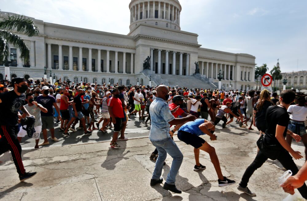 Personas se manifiestan frente al Capitolio de La Habana (Cuba), el 11 de julio de 2021. EFE/Ernesto Mastrascusa/Archivo
