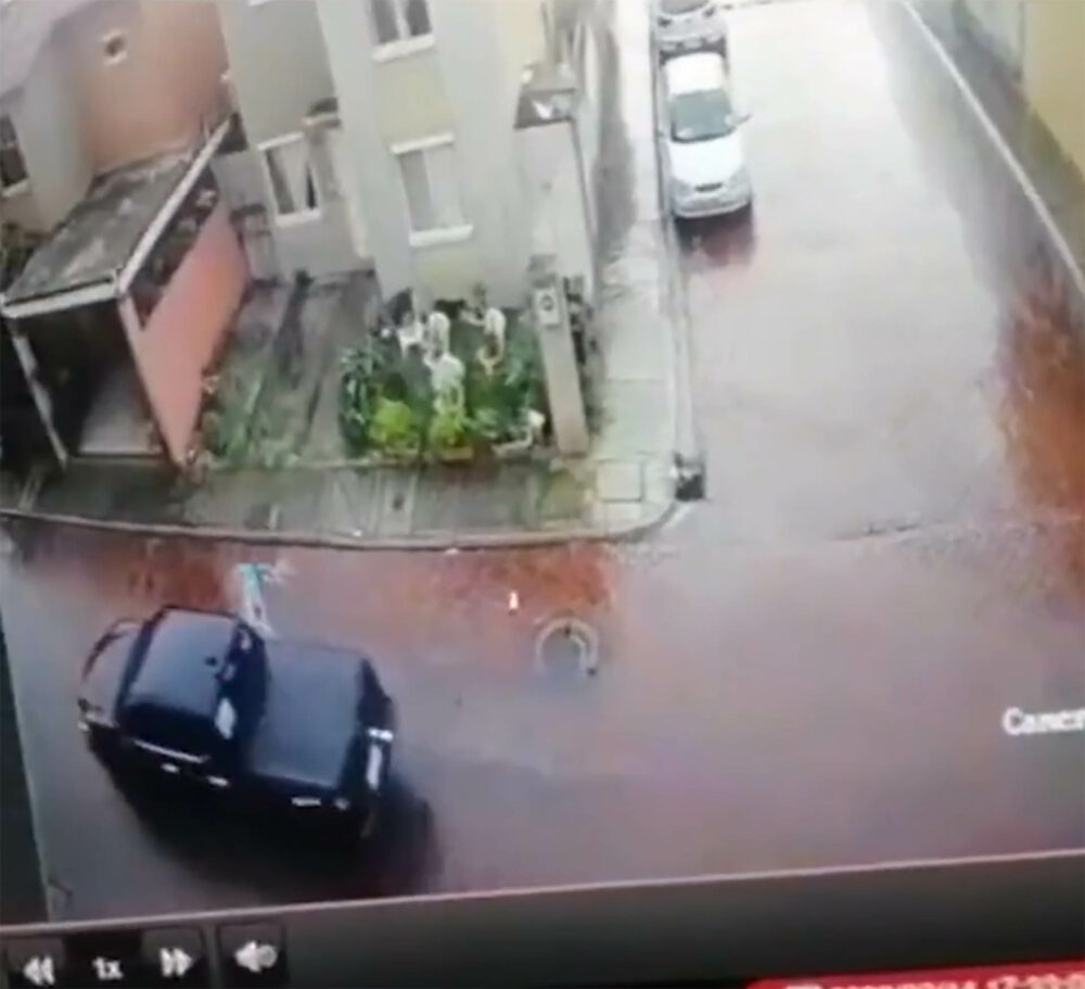 Por casi medio minuto el niño quedó tendido en el piso sin nadie que lo ayudara.