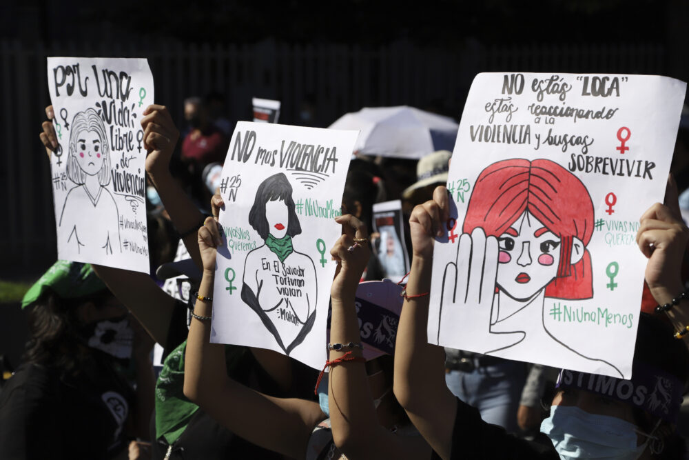 El Salvador aprobó una reforma en el Código Penal para convertir en imprescriptible el delito de femicidio. (AP Foto/Salvador Melendez)
