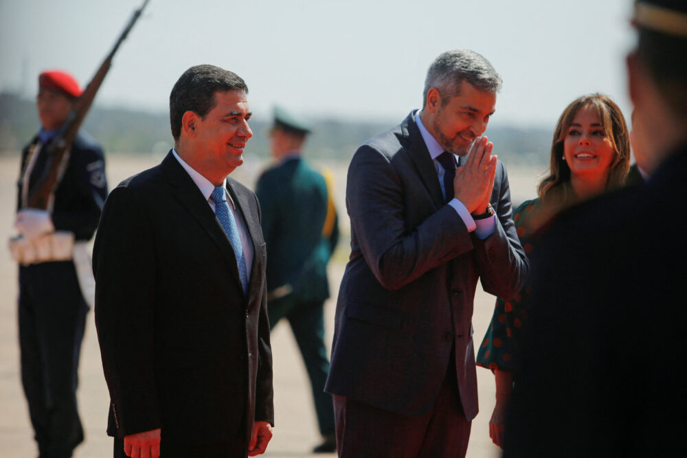 El vicepresidente de Paraguay, Hugo Velázquez, asiste a la ceremonia de salida del presidente Mario Abdo y la primera dama Silvana López Moreiro, quienes viajarán a Italia y el Vaticano, dejando a Velázquez como presidente interino hasta el regreso de Abdo, en Luque, Paraguay, el 25 de agosto de 2022. REUTERS/César Olmedo