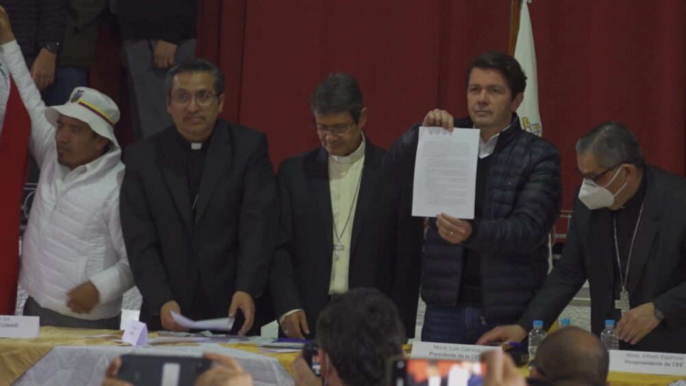 El gobierno y líderes indígenas de Ecuador firmaron el jueves, 30 de junio de 2022, en Quito, con mediación de la Iglesia católica, un acta de compromisos que puso fin a 18 días de protestas contra la administración de Guillermo Lasso por el alto costo de vida.