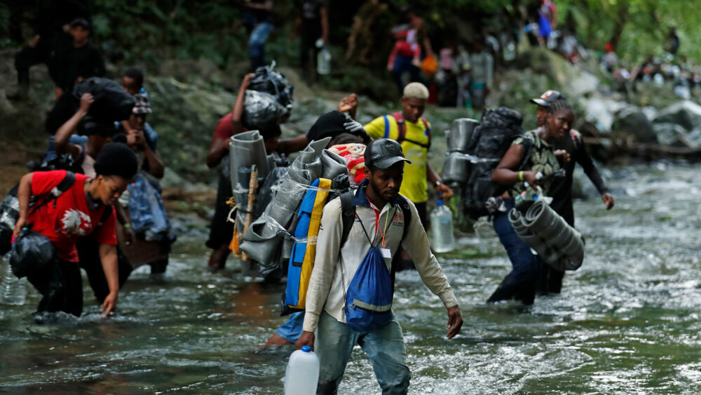 Según datos del gobierno panameño, en 2022 pasaron por el Darién 248.000 personas, una cifra que pulverizó los registros del año anterior, cuando 133.000 migrantes realizaron la travesía.