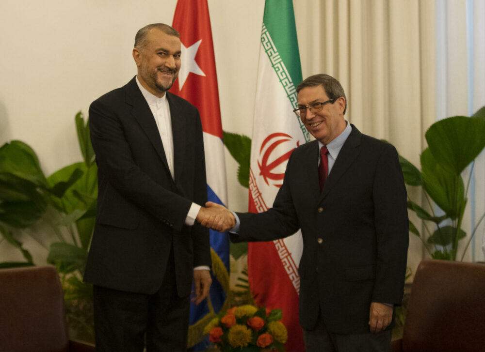 Bruno Rodríguez (d), ministro de Relaciones Exteriores de Cuba, posa junto a su homólogo iraní, Hossein Amir Abdollahian (i), en el Palacio de la Revolución, en La Habana (EFE)