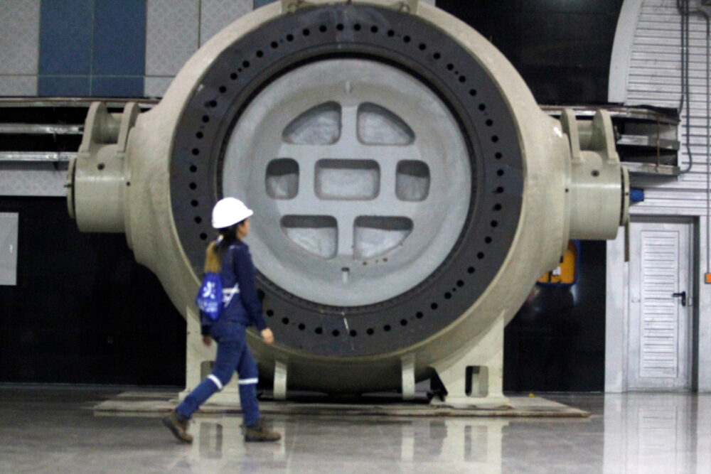 Una trabajadora en la hidoreléctrica Coca Codo Sinclair (Reuters)
