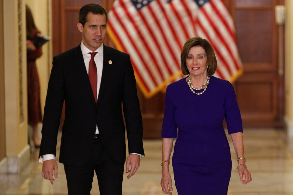 Guaidó junto a Nancy Pelosi, durante su visita al Capitolio de Washington donde fue homenajeado en enero de 2020. (REUTERS/Tom Brenner)