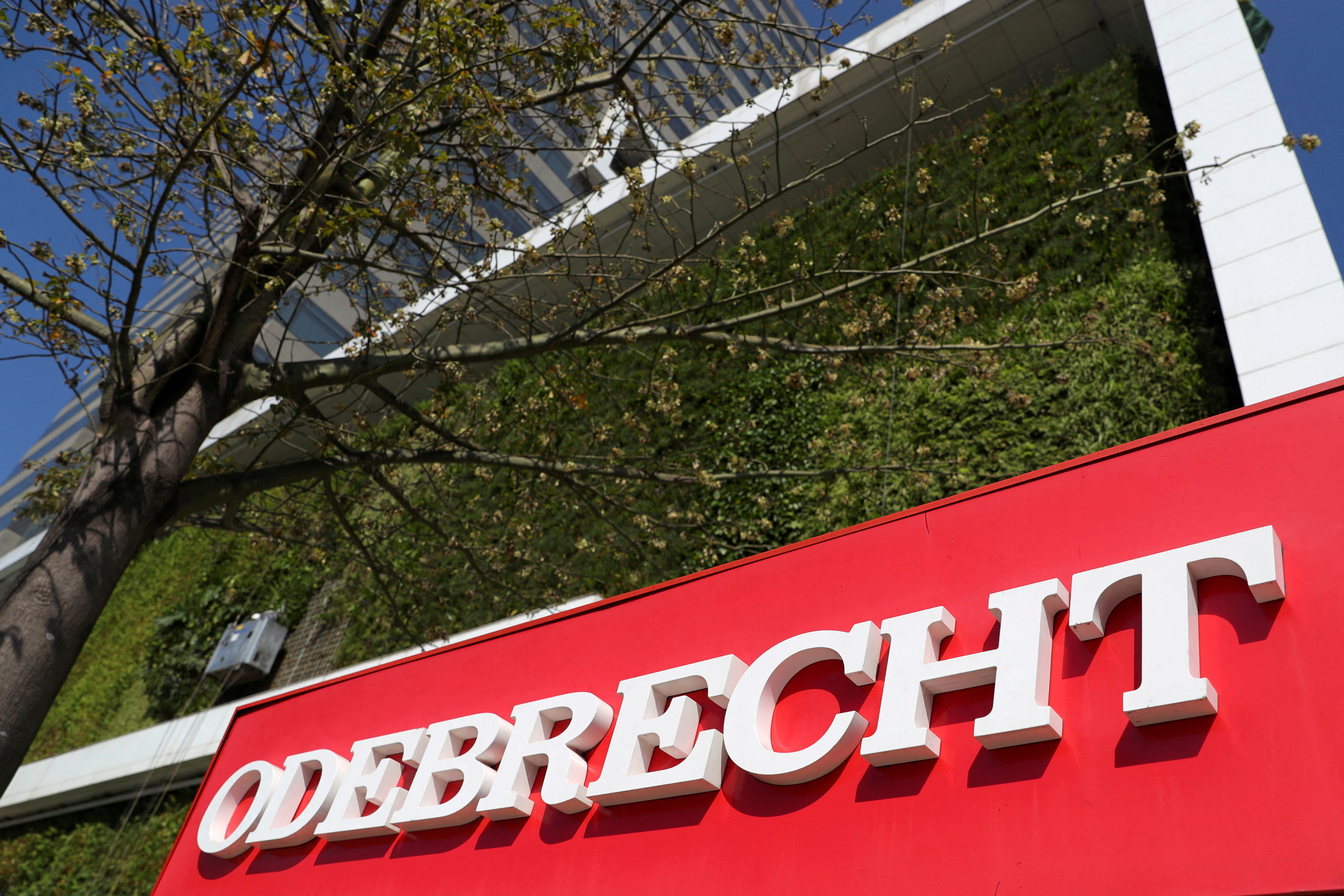 El logotipo corporativo del conglomerado de construcción Odebrecht SA aparece en su sede en Sao Paulo, Brasil, 29 de julio de 2019. REUTERS/Amanda Perobelli/Archivo