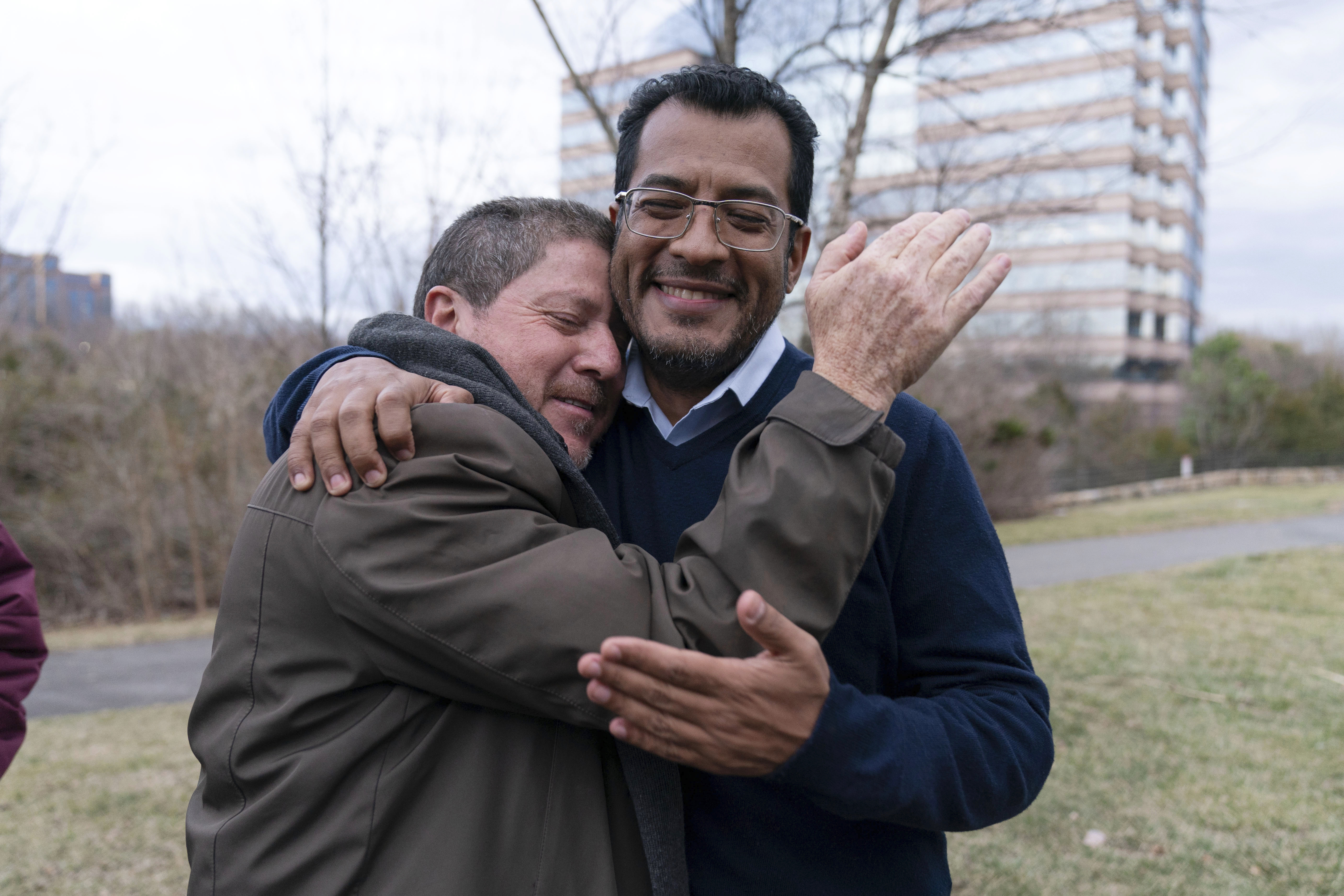 El líder de la oposición nicaragüense Félix Maradiaga recibe la bienvenida de un simpatizante en Virginia, Estados Unidos (AP Foto/José Luis Magana)