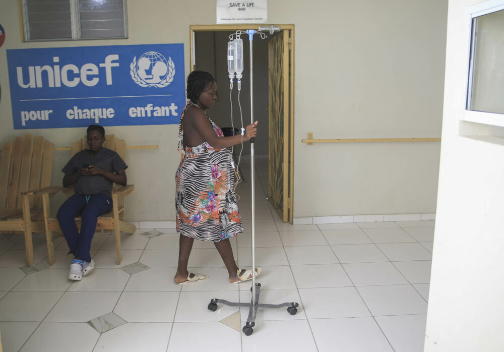 Una mujer embarazada camina para ayudar a fomentar una contracción en el Centro Hospitalario Fontaine. (AP Photo/Odelyn Joseph)

