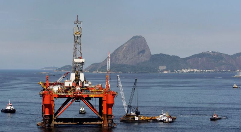 Una plataforma petrolera de Petrobras en la bahía Guanabara en Río de Janeiro (REUTERS/Bruno Domingos/Archivo)
