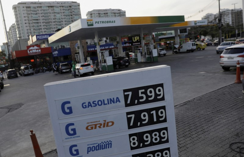 Los precios de la gasolina se muestran en una gasolinera de Petrobras en Río de Janeiro (REUTERS/Ricardo Moraes/Archivo)