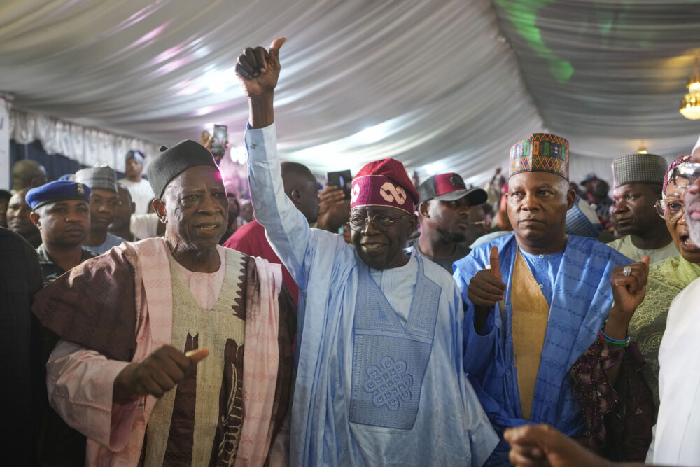 Bola Tinubu (centro), del Congreso de Todos los Progresistas, celebra con sus seguidores en la sede de su campaña tras ganar las elecciones presidenciales, en Abuya, Nigeria (AP Foto/Ben Curtis)
