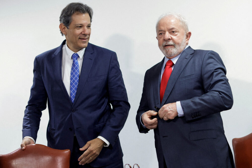 El ministro Fernando Haddad junto al presidente Luiz Inácio Lula da Silva (REUTERS/Adriano Machado/Archivo)