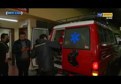 Trasladan a Melgar en ambulancia tras lesión.