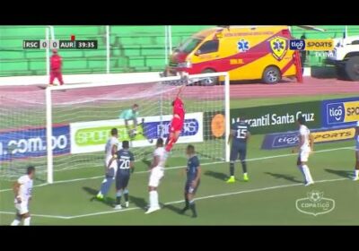 ¡Estuvo cerca Aurora! Disparo de Brayan Aranibar que terminó impactando en el travesaño.