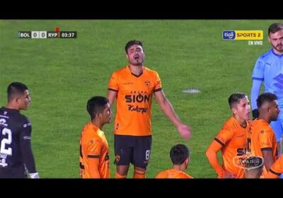 🏆¡Expulsado al minuto de juego! Royal Pari se queda con uno menos tras la expulsión de Juan Capurro.