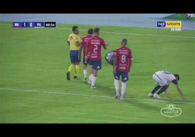Durísima entrada de Alexandro Zenteno sobre Arnaldo Giménez