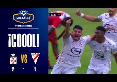 90+3′ ¡Gol de Real Santa Cruz! Walter Antelo anotó el segundo del ‘Albo’ tras bloquear un despeje