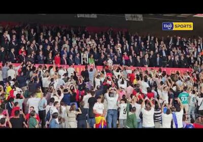 ¡El momento exacto de la coronación! Karim Benzema recibió el título de la Copa del Rey y alzarlo