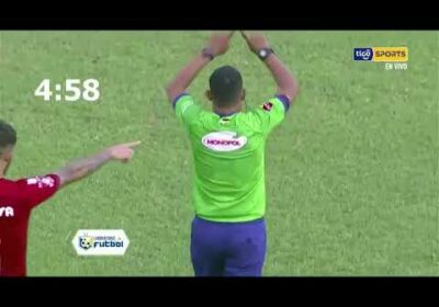 El var demoró 5 minutos en revisar el gol de Bianconi.