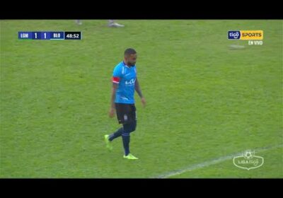 🏆49′ ¡Lo tuvo Blooming! El disparo de Rafinha impactó con el palo.