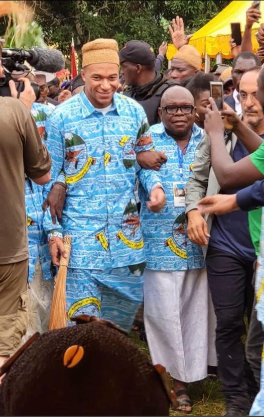 Mbappé en Camerún, con traje tradicional del país de su padre. deRedes.tv